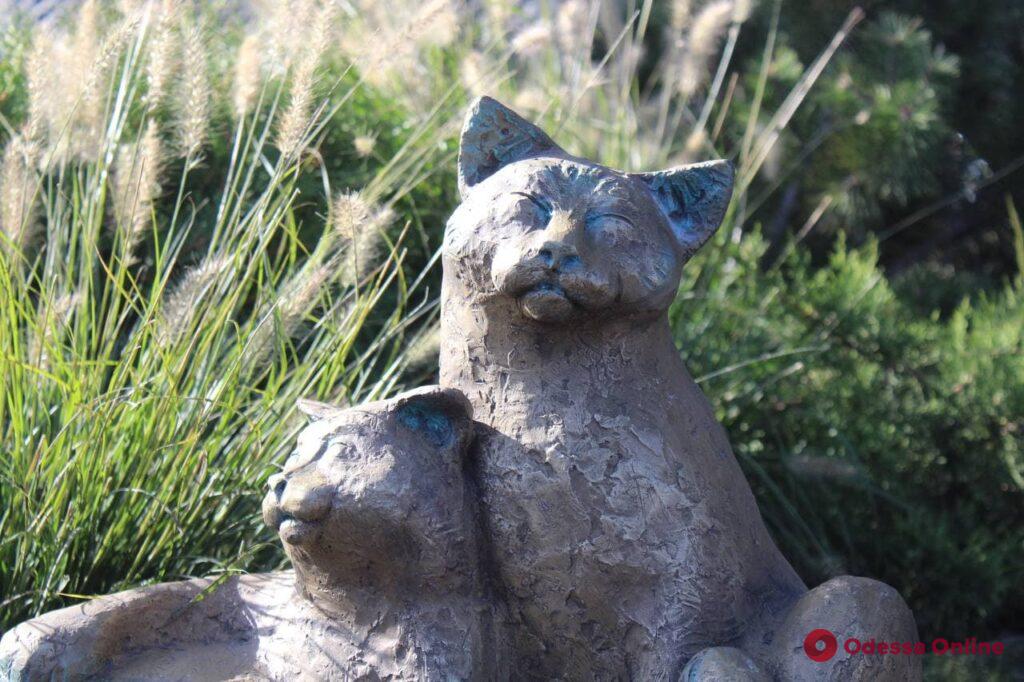 У «Привоза» появилась новая скульптура проекта «Одесские коты»
