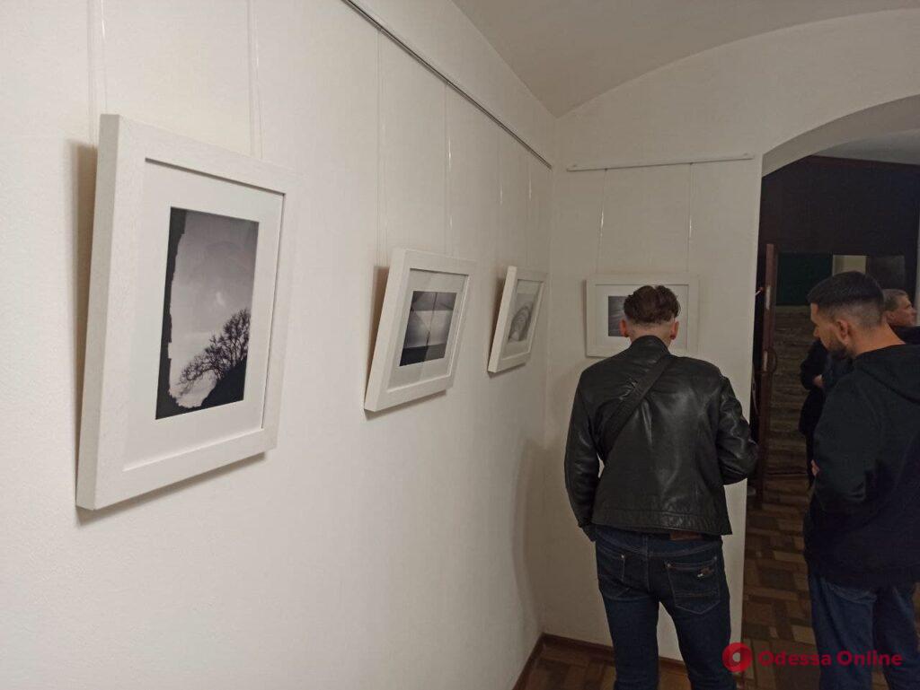 «Абстракция формы»: в Одессе открылась выставка фотографа Евгения Медведева