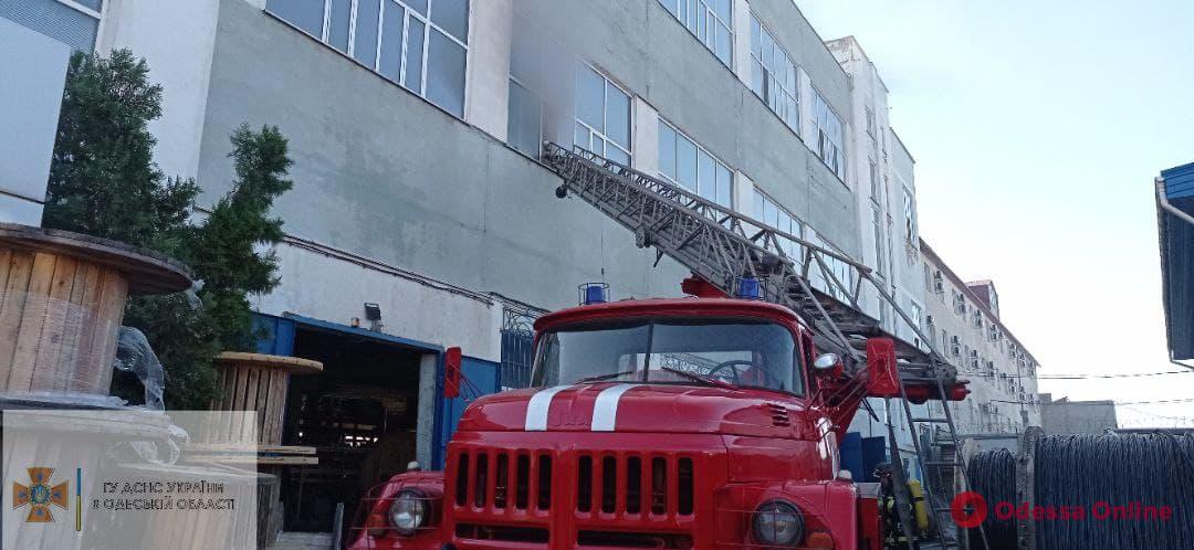 На Пересыпи тушат пожар в торговом павильоне кабельного завода (обновлено)