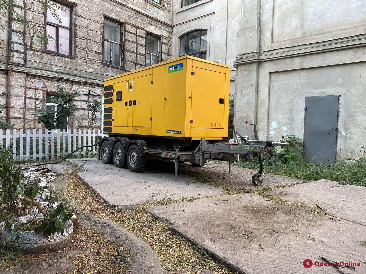 Переселенцы в доме на Успенской продолжают жить в холоде и без света – на 10 часов в сутки включают генератор