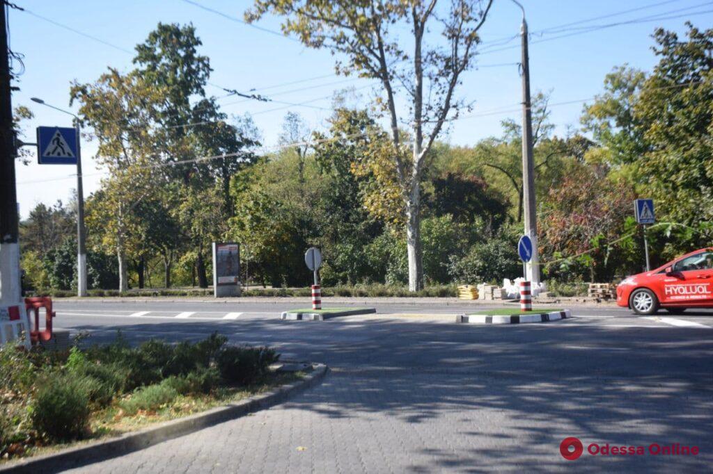 В Одессе обустраивают новые островки безопасности и пешеходные переходы