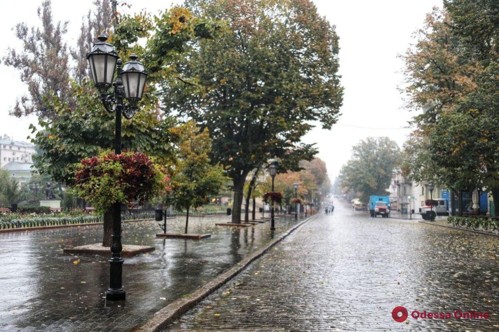 Октябрьский дождь в Одессе заставил горожан взяться за зонтики (фоторепортаж)