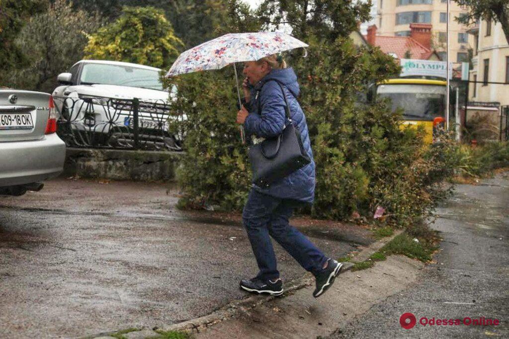 Октябрьский дождь в Одессе заставил горожан взяться за зонтики (фоторепортаж)