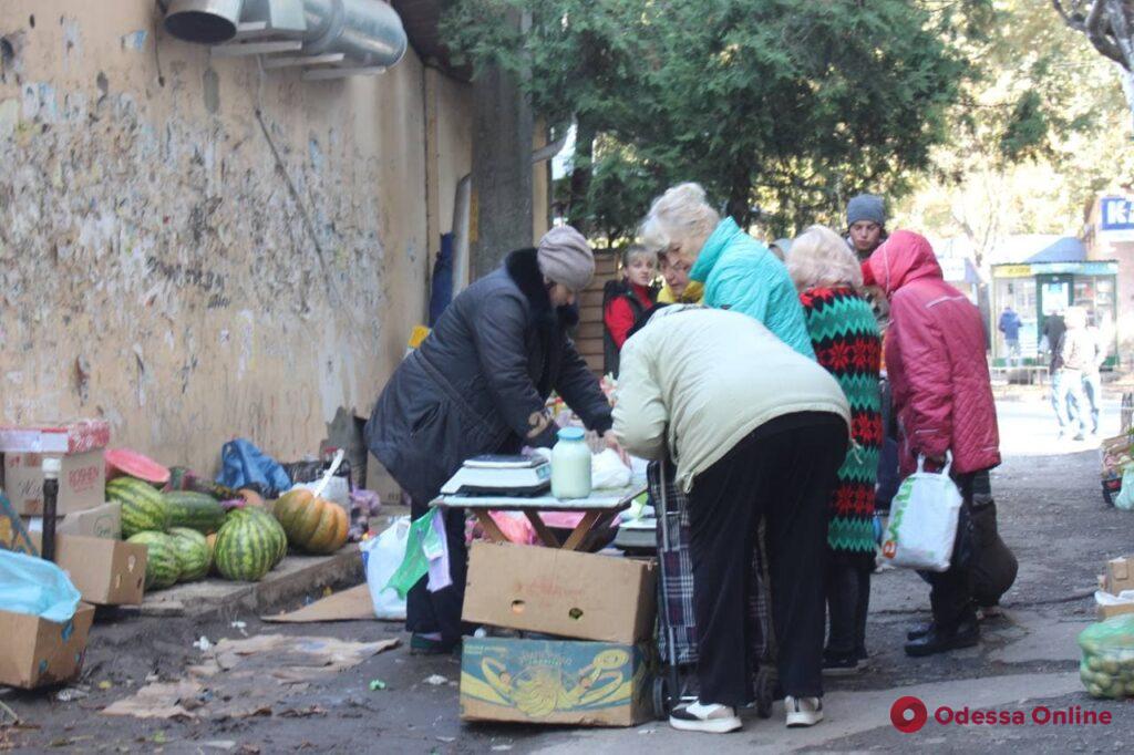 Разогнали, но не всех: в Одессе рядом с ликвидированным стихийным рынком продолжают торговать с земли