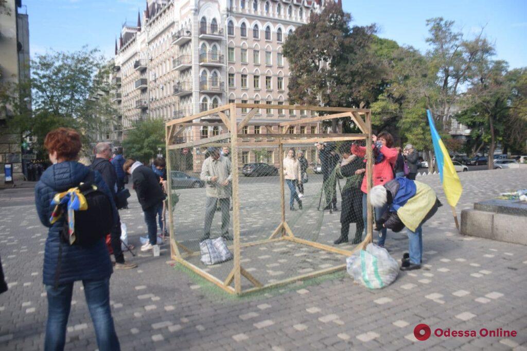 «Едят кашу и плетут сети»: в парке Шевченко празднуют День защитников и защитниц Украины