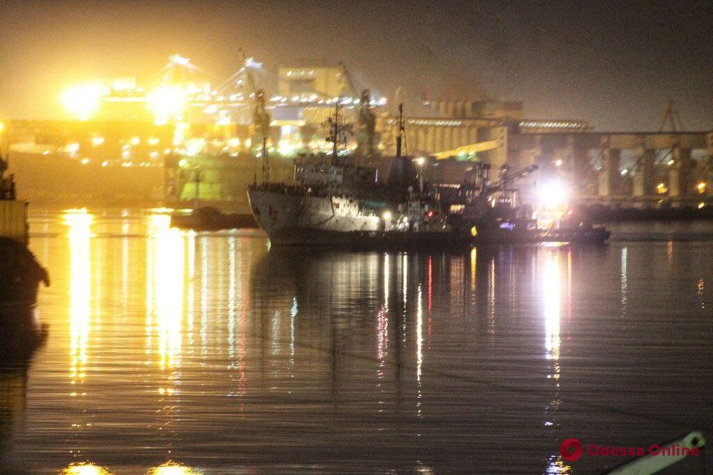 Поврежденное судно ВМС Украины «Балта» отбуксировали в Одесский порт (фото)