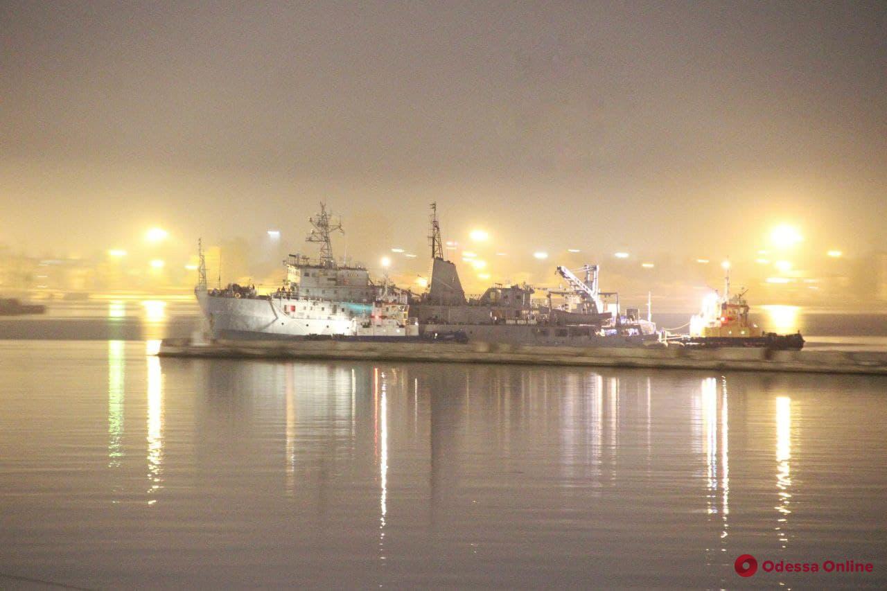 Поврежденное судно ВМС Украины «Балта» отбуксировали в Одесский порт (фото)