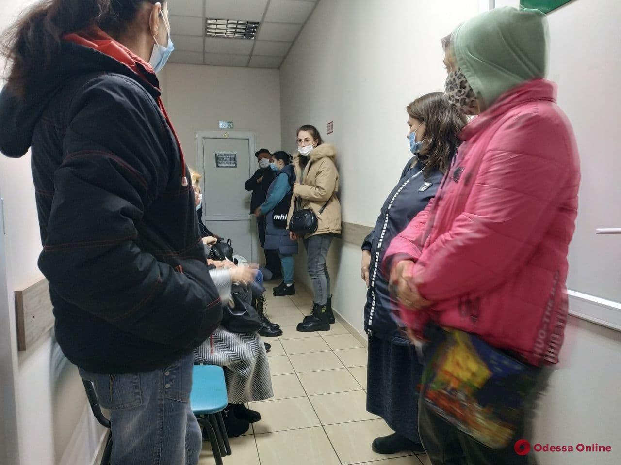 Одесситы массово пытаются заключить декларации с семейными врачами: в поликлиниках зависла система