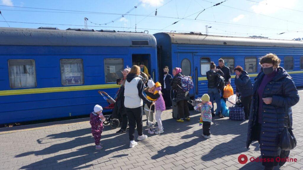 Контроль, взятки и админпротоколы: в Одессе начали проверять документы о вакцинации у пассажиров поездов и автобусов