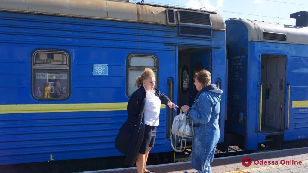 Контроль, взятки и админпротоколы: в Одессе начали проверять документы о вакцинации у пассажиров поездов и автобусов