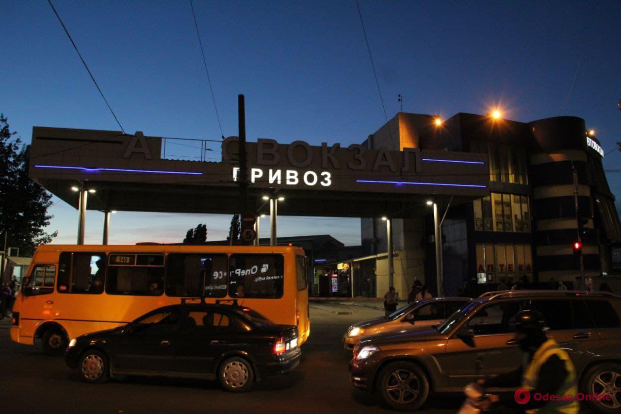 В Одессе ветер сорвал буквы с вывески автовокзала (фотофакт)