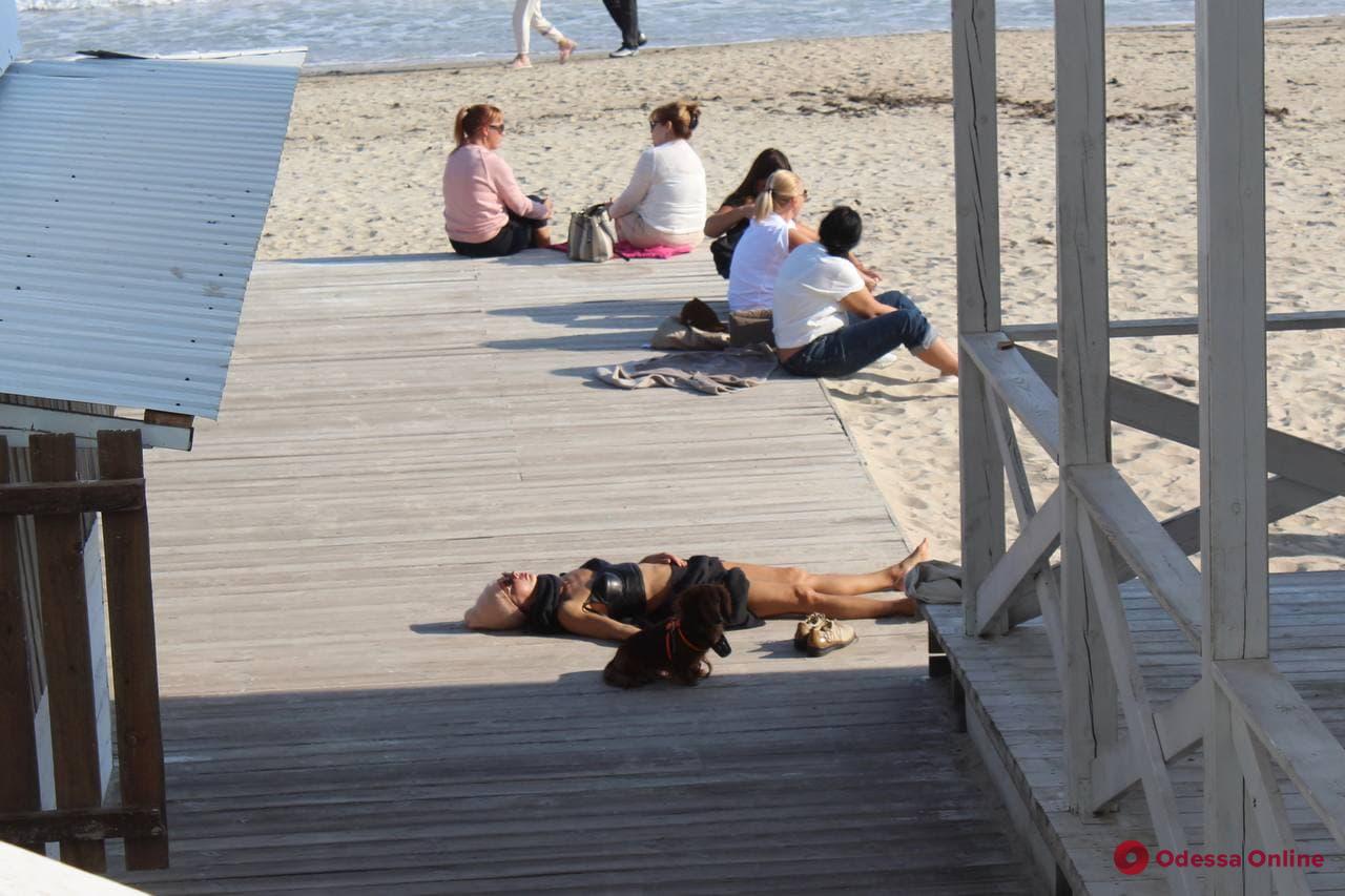 Очень теплый день в разгар осени: одесситы загорают на море (фоторепортаж)