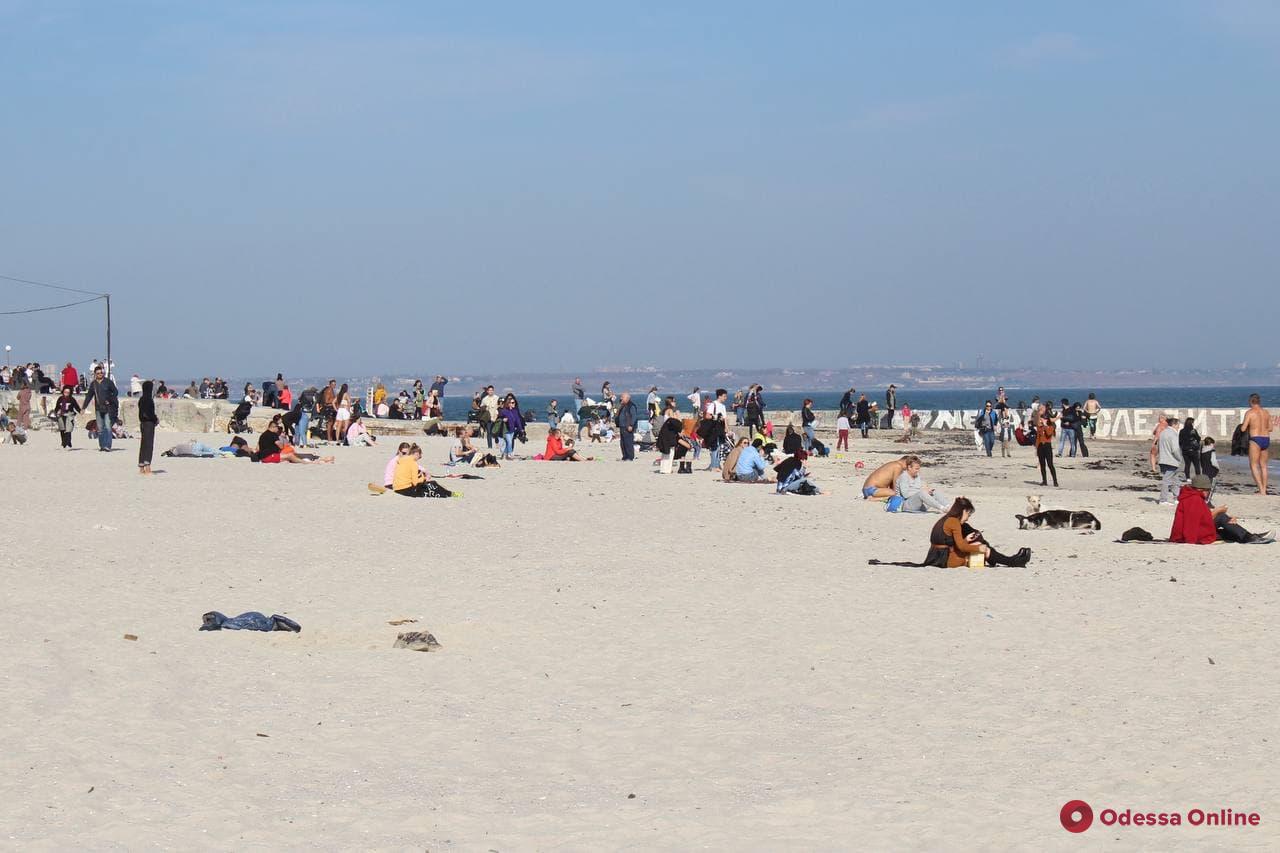 Очень теплый день в разгар осени: одесситы загорают на море (фоторепортаж)