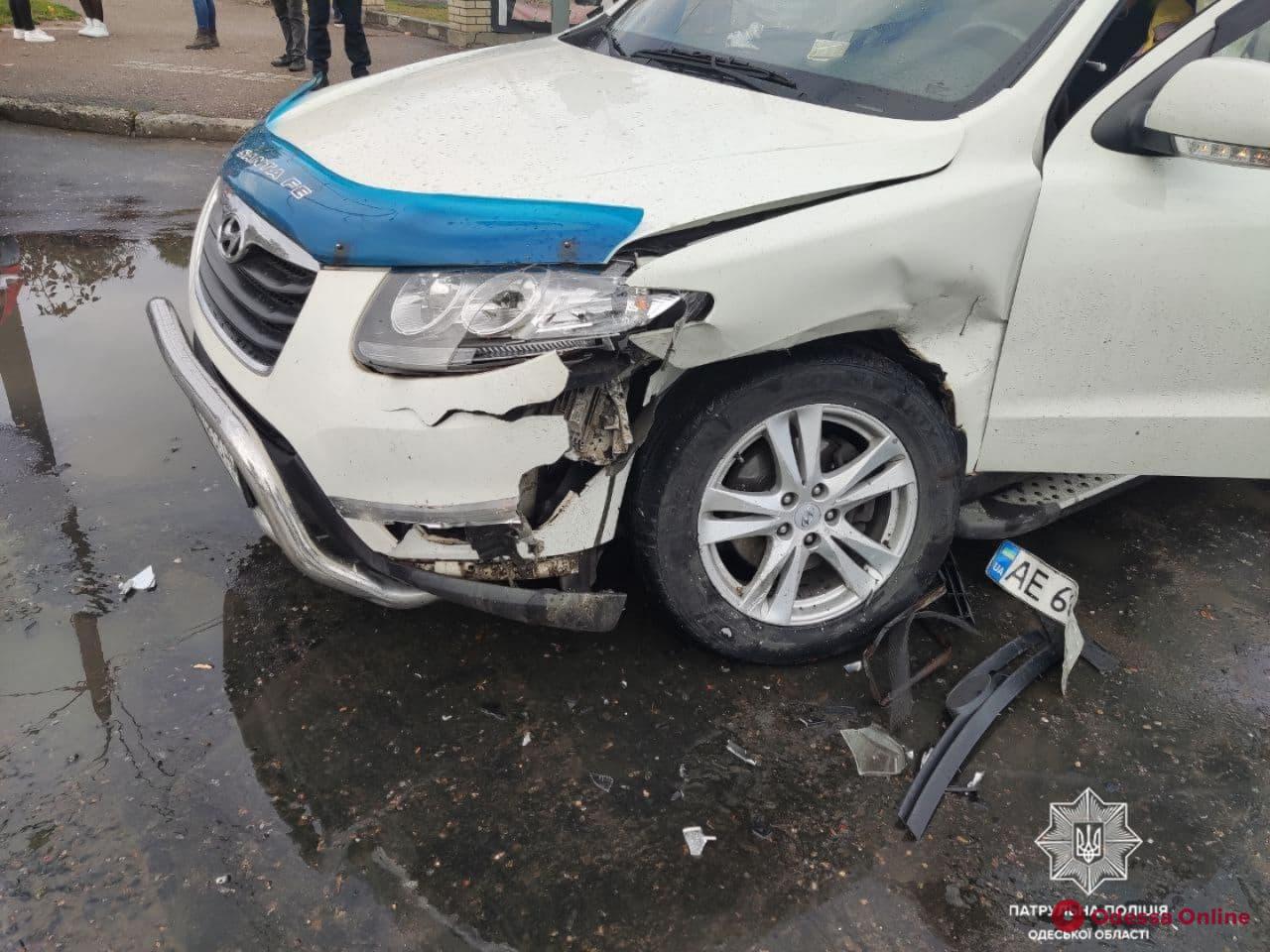 На Михаила Грушевского легковушка сбила пешехода, а потом влетела в другое авто