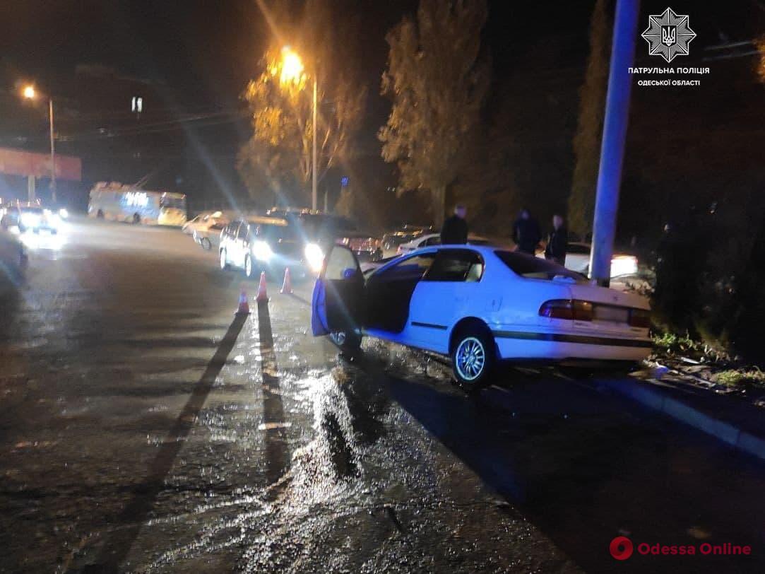 В Одессе автоледи на «Тойоте» врезалась в столб