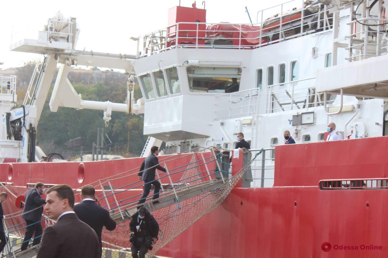 В ренийском порту продолжаются поиски выпавшего за борт моряка