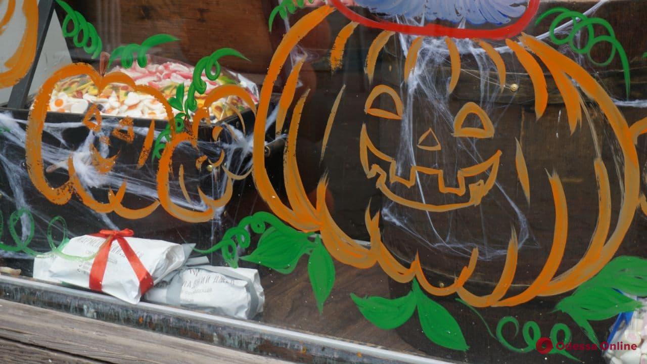 Хэллоуин на носу: витрины одесских магазинов заполонили тыквы (фоторепортаж)