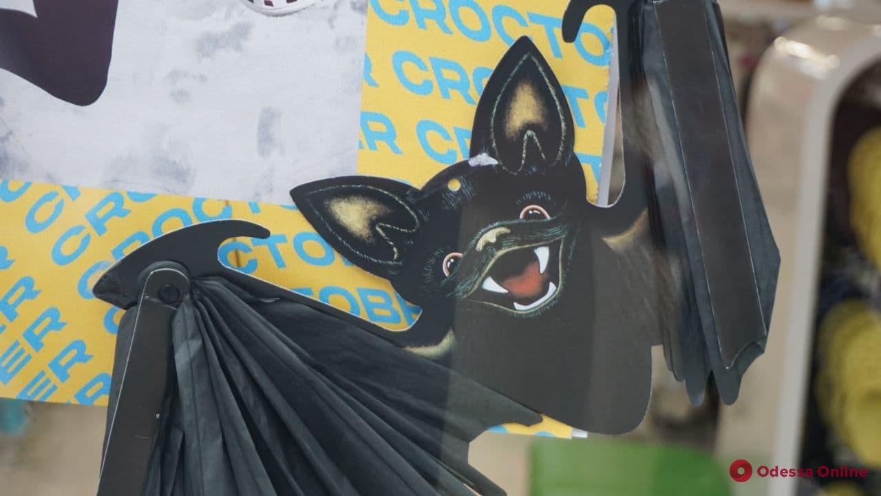 Хэллоуин на носу: витрины одесских магазинов заполонили тыквы (фоторепортаж)