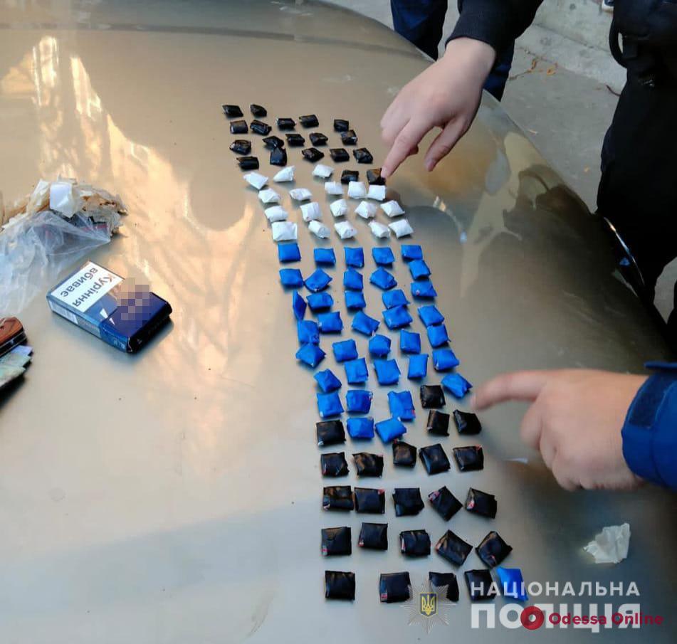 Кокаин, соли и метадон: в центре Одессы задержали «закладчика»