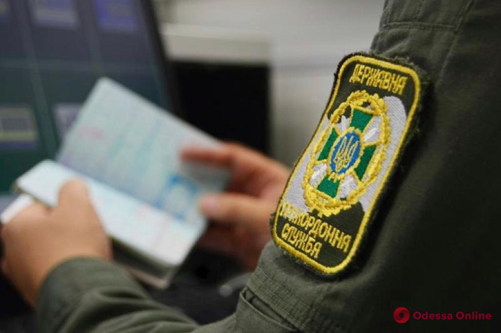 Показали болгарские паспорта: в порту Черноморска пограничники «завернули» двух турок