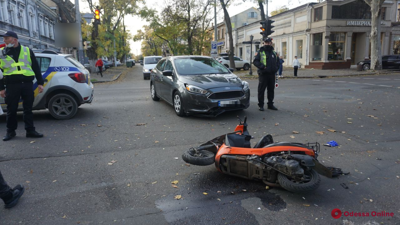 В Одессе столкнулись легковушка и мопед: серьезно пострадал ребенок 