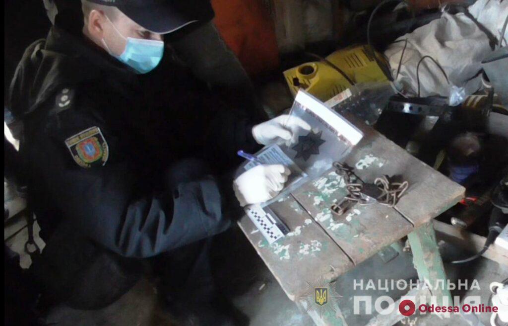 Посадил на цепь наемного рабочего: жителю Белгорода-Днестровского грозит тюрьма