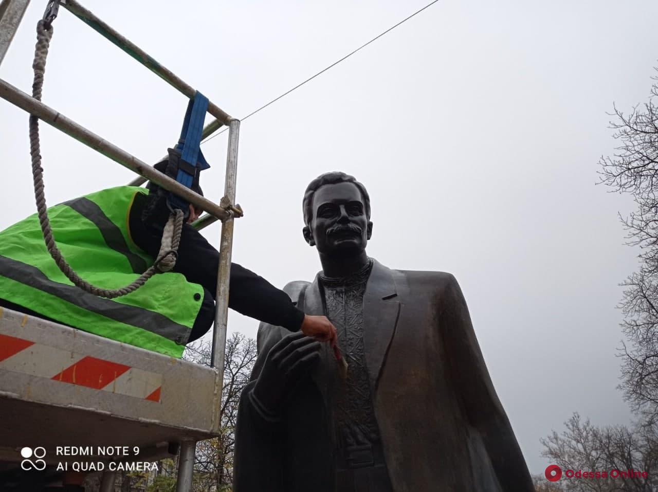 Одесские коммунальщики обработали антивандальной смесью два памятника