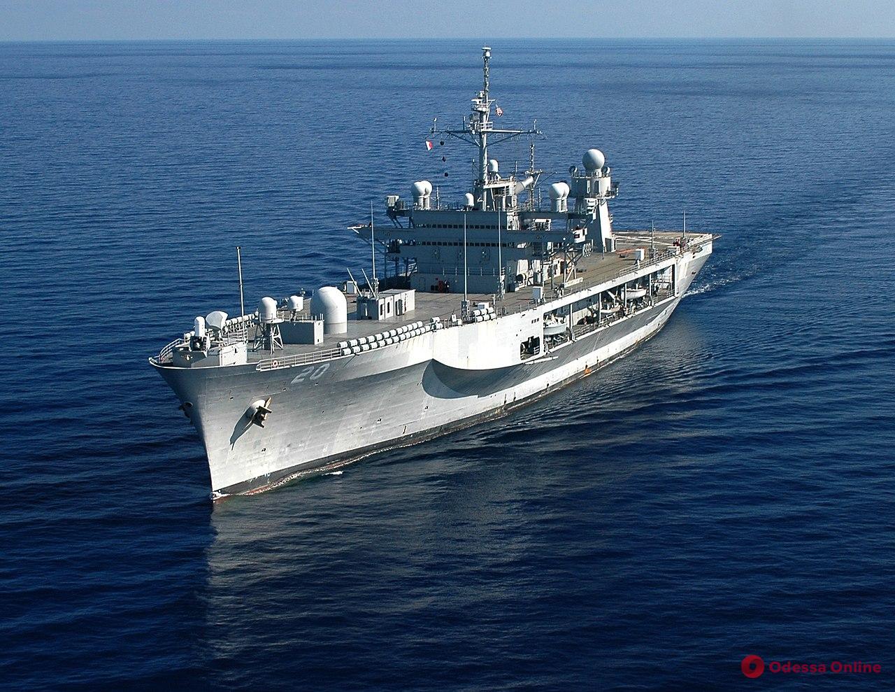 Флагман Шестого флота США USS Mount Whitney идет в Черное море
