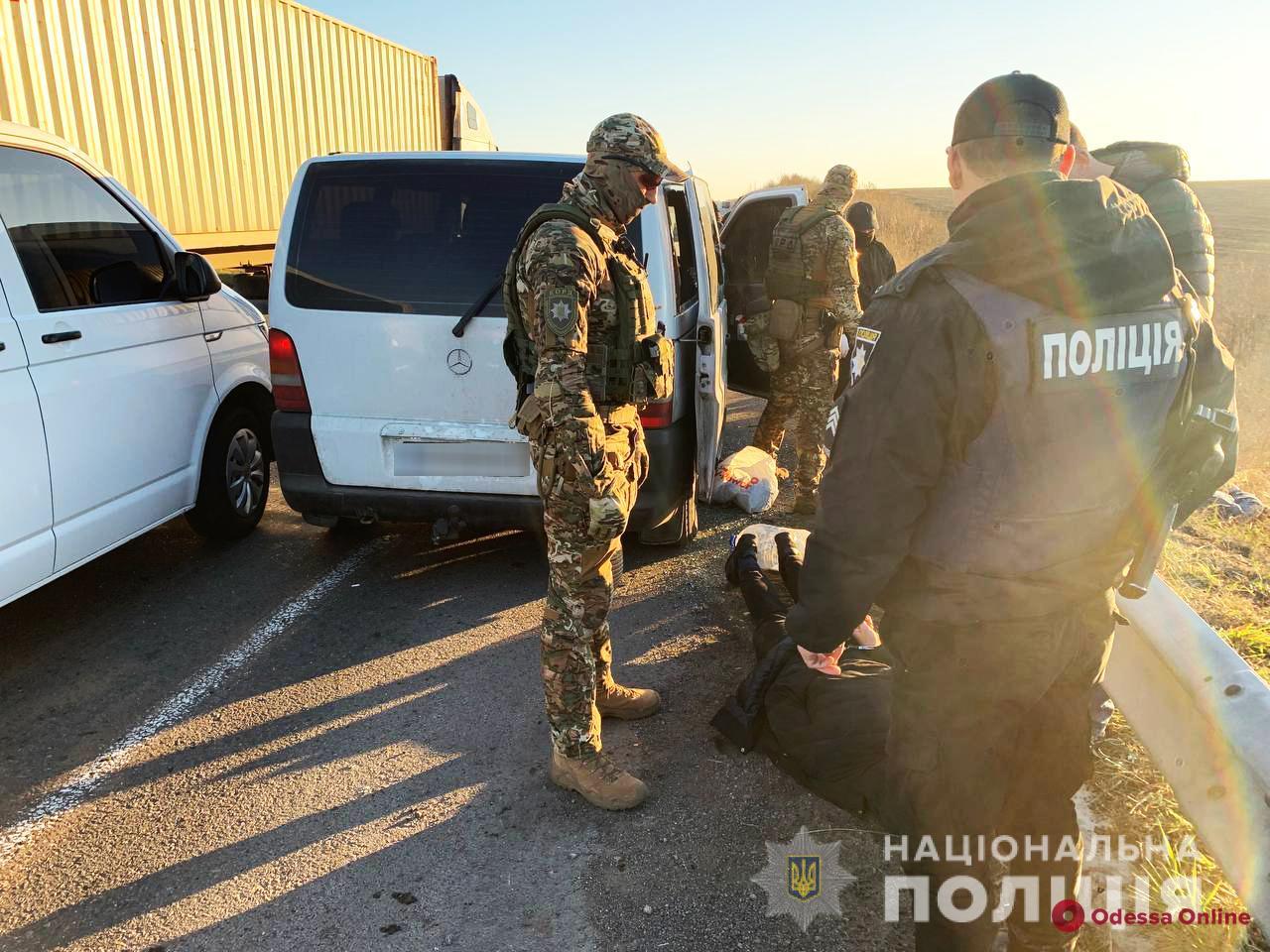 Оружие, снаряжение для взлома и полмиллиона гривен: опасная банда рецидивистов из Одессы обчищала сейфы в соседних областях