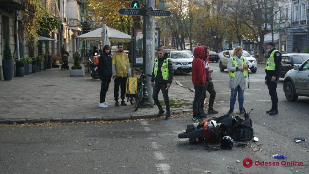 В Одессе столкнулись легковушка и мопед: серьезно пострадал ребенок 