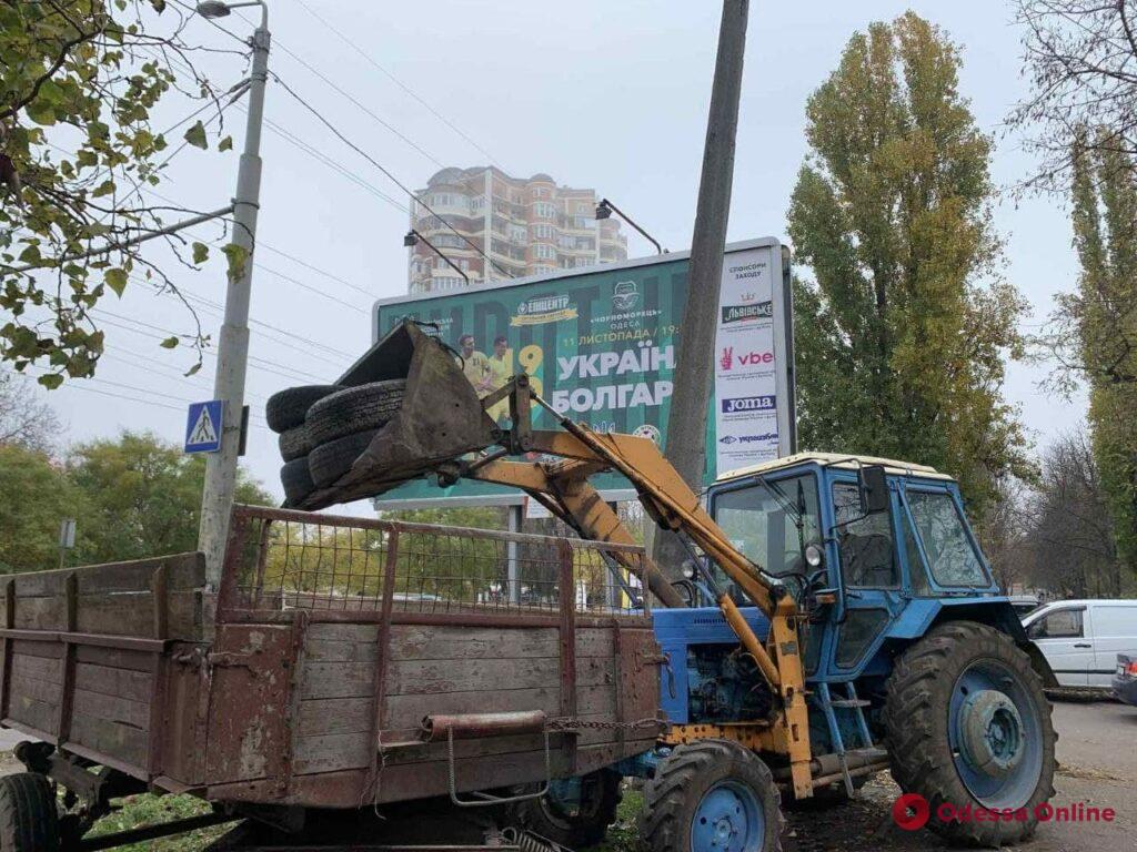 Прощайте, покрышки: в Одессе избавляются от каучуковых уличных «украшений» 