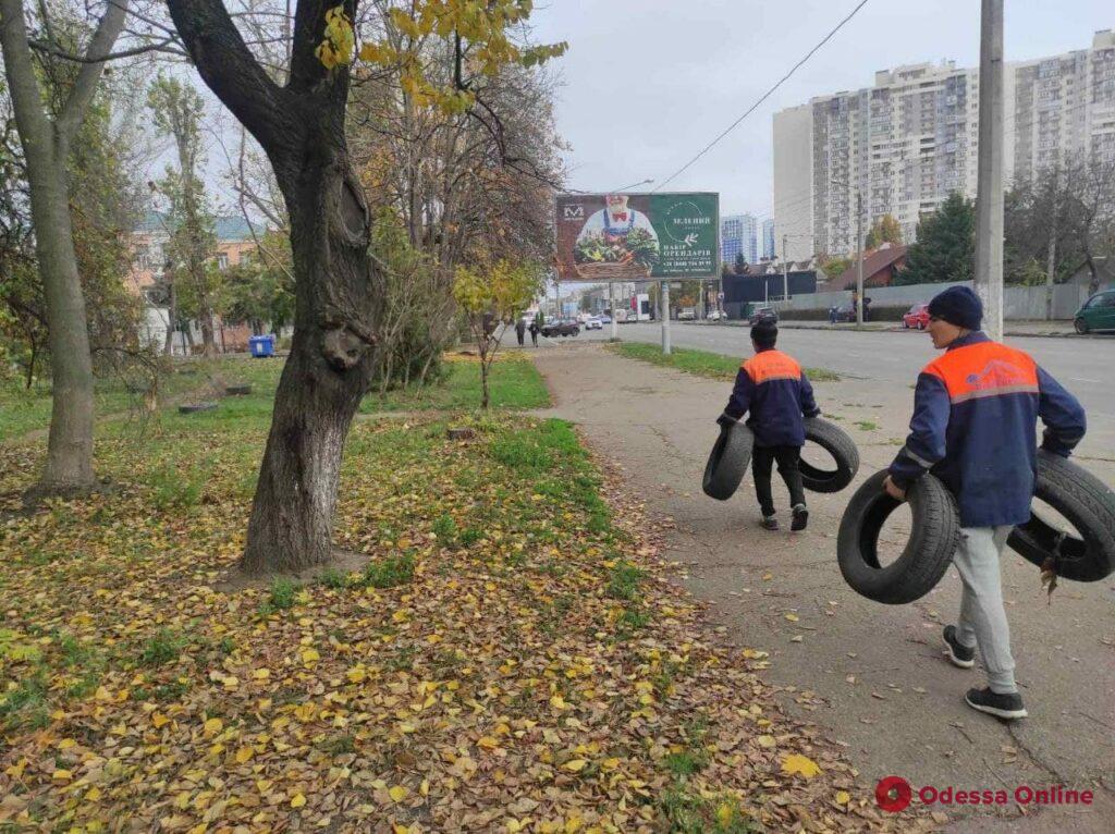 Прощайте, покрышки: в Одессе избавляются от каучуковых уличных «украшений» 