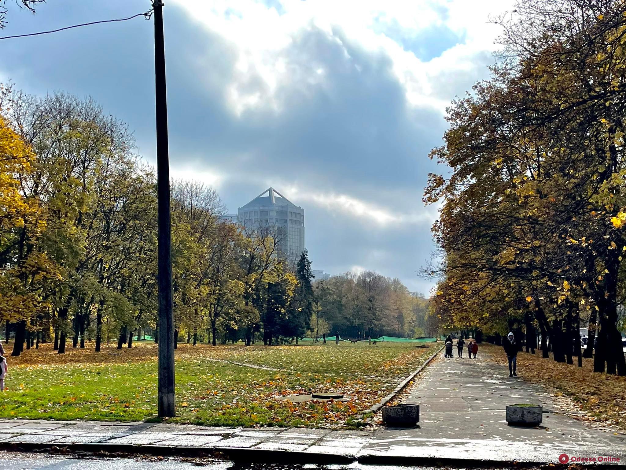 Воздух ноября. Осень город небо. Солнечный ноябрь. Осень ноябрь город. Осенняя фотография пасмурного дня.