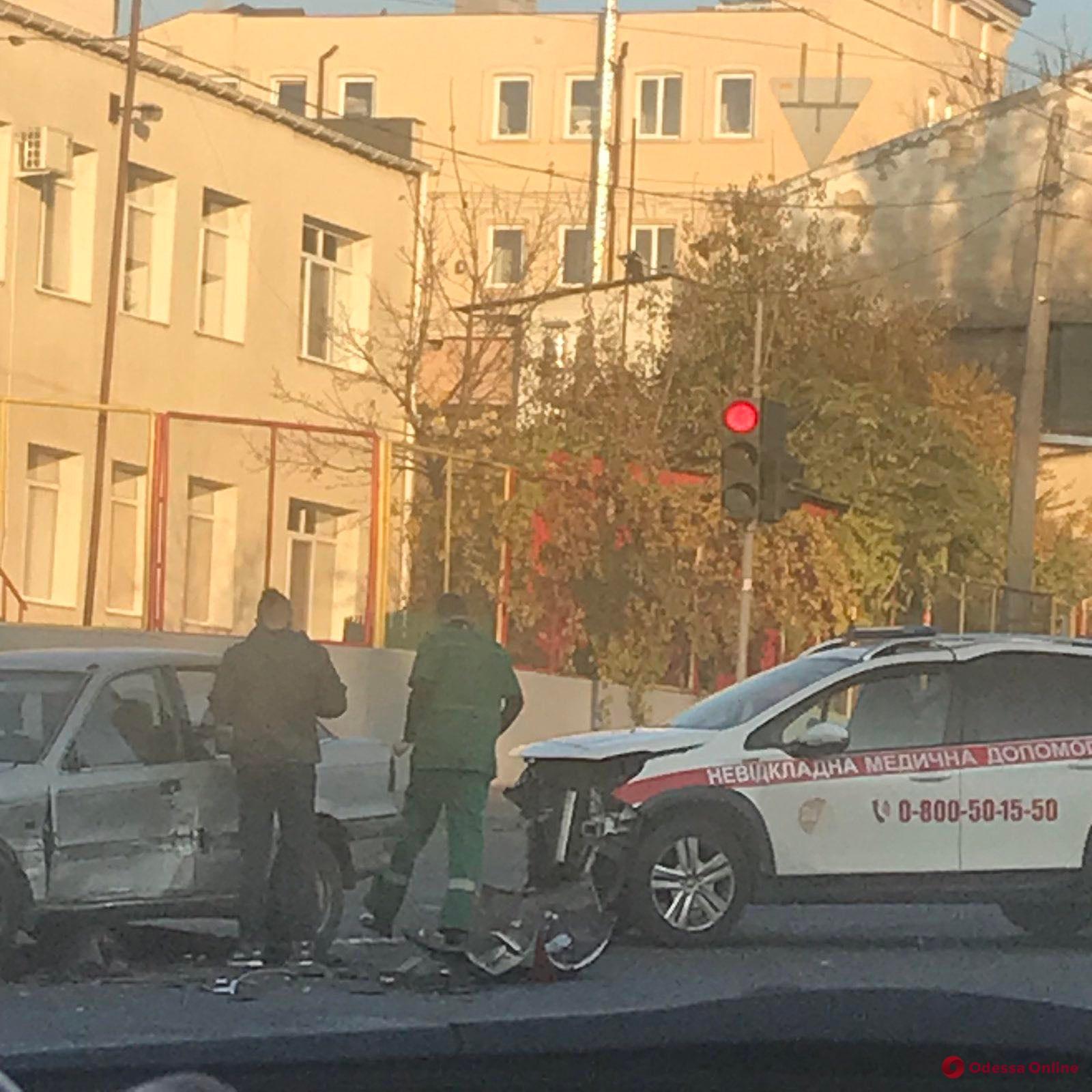 На Балковской столкнулись легковушка и автомобиль неотложной медпомощи (фото)
