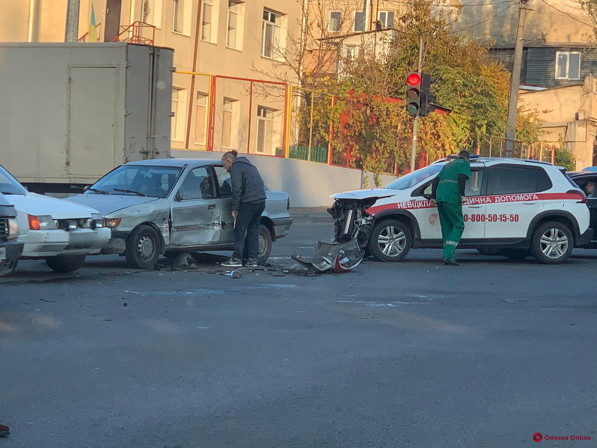 На Балковской столкнулись легковушка и автомобиль неотложной медпомощи (фото)
