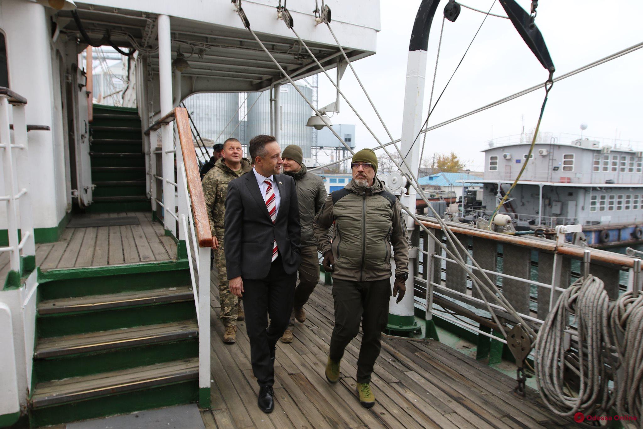 Посмотрели штаб и водолазную школу: новый министр обороны и главнокомандующий приехали в Одессу