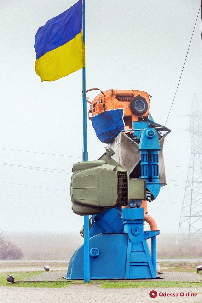 На десятиметрового робота в порту под Одессой надели маску