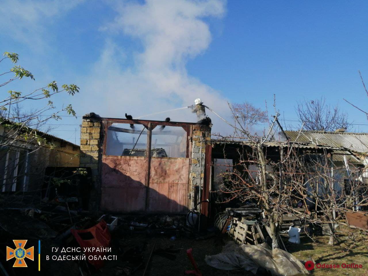 В Овидиопольском районе сгорел гараж с микроавтобусом и мотоциклом