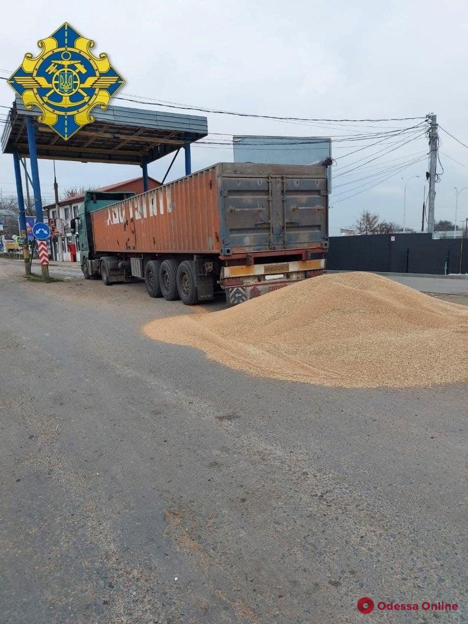 На трассе в Одесской области водитель грузовика отказался проходить весовой контроль и высыпал зерно на дорогу