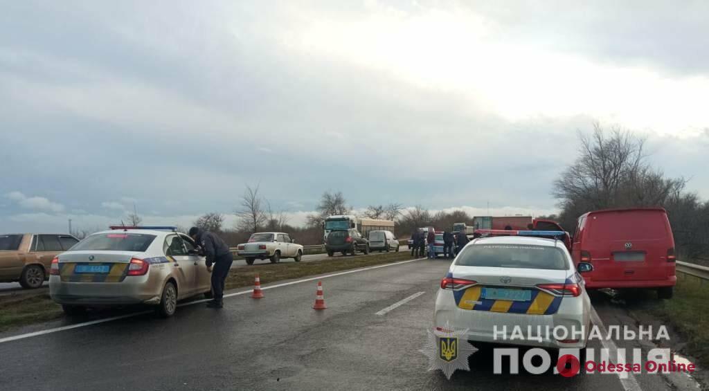 Под Одессой столкнулись три авто: один человек погиб, шестеро пострадали