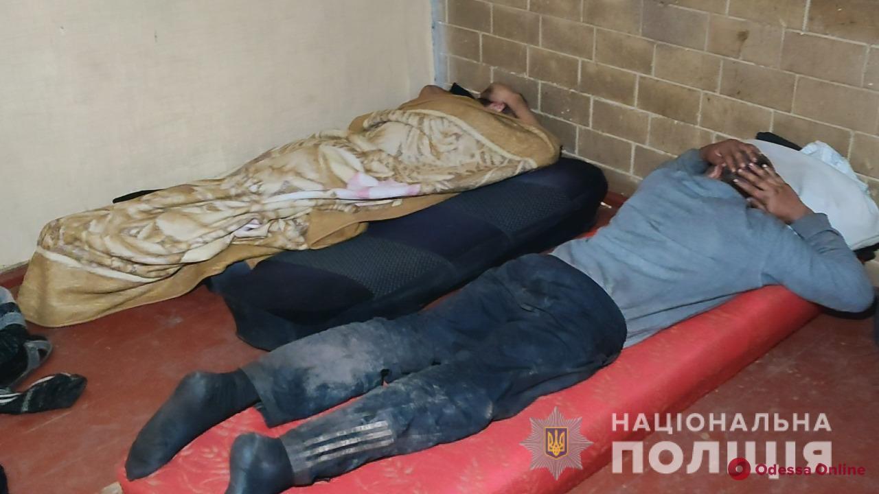 Работали по 16 часов в сутки и жили в бараках: в Одесской области ромы держали в трудовом рабстве 12 человек (фото, видео)
