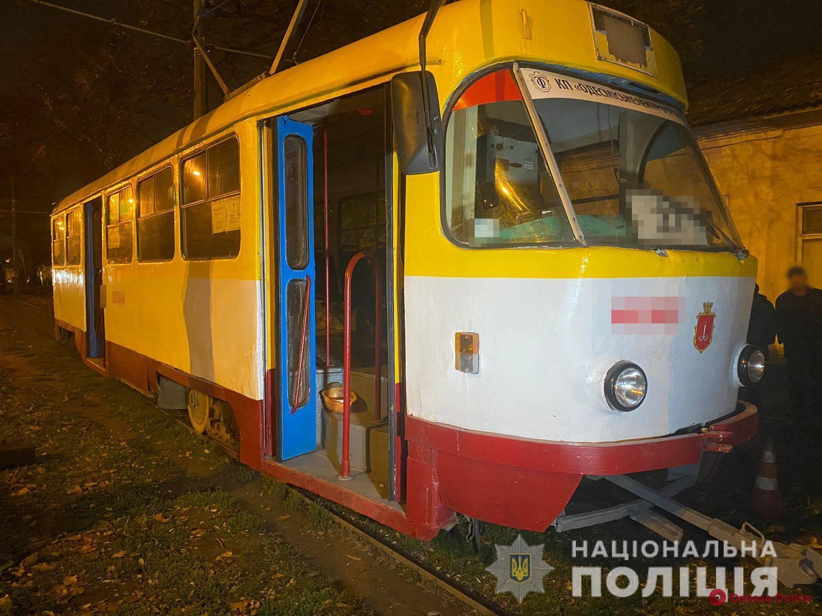 В Одессе трамвай насмерть сбил пешехода: он перебегал дорогу в неположенном месте 