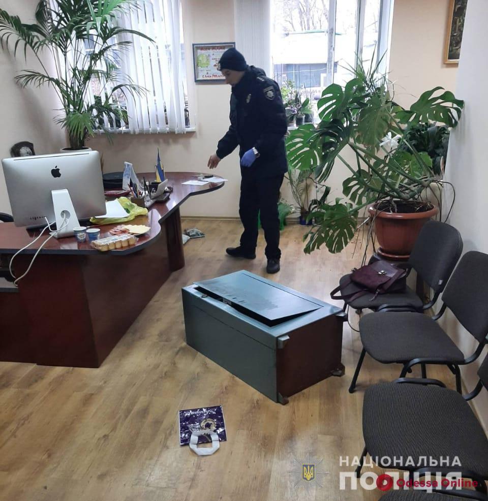Оружие, снаряжение для взлома и полмиллиона гривен: опасная банда рецидивистов из Одессы обчищала сейфы в соседних областях