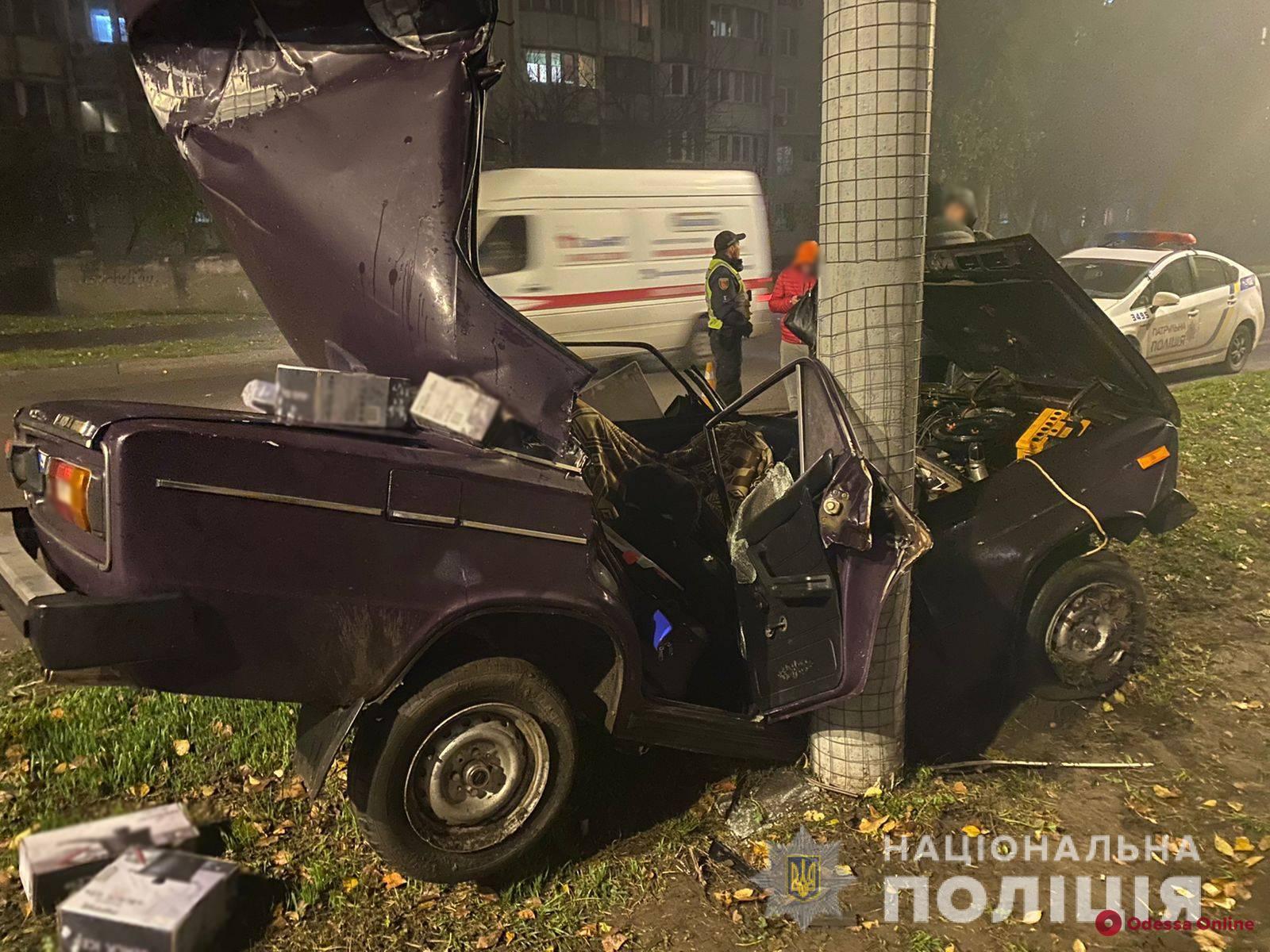 Смертельное ДТП на Паустовского: ВАЗ влетел в опору билборда (фото)