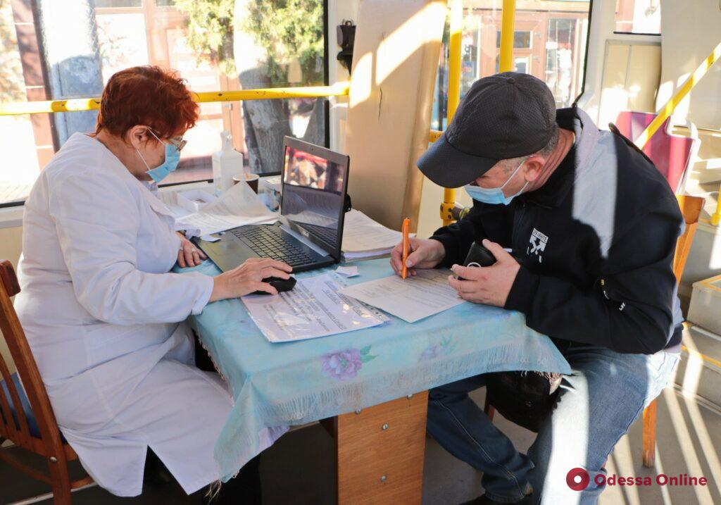 В Одессе запустили трамвай для вакцинации: он будет стоять на Старосенной площади