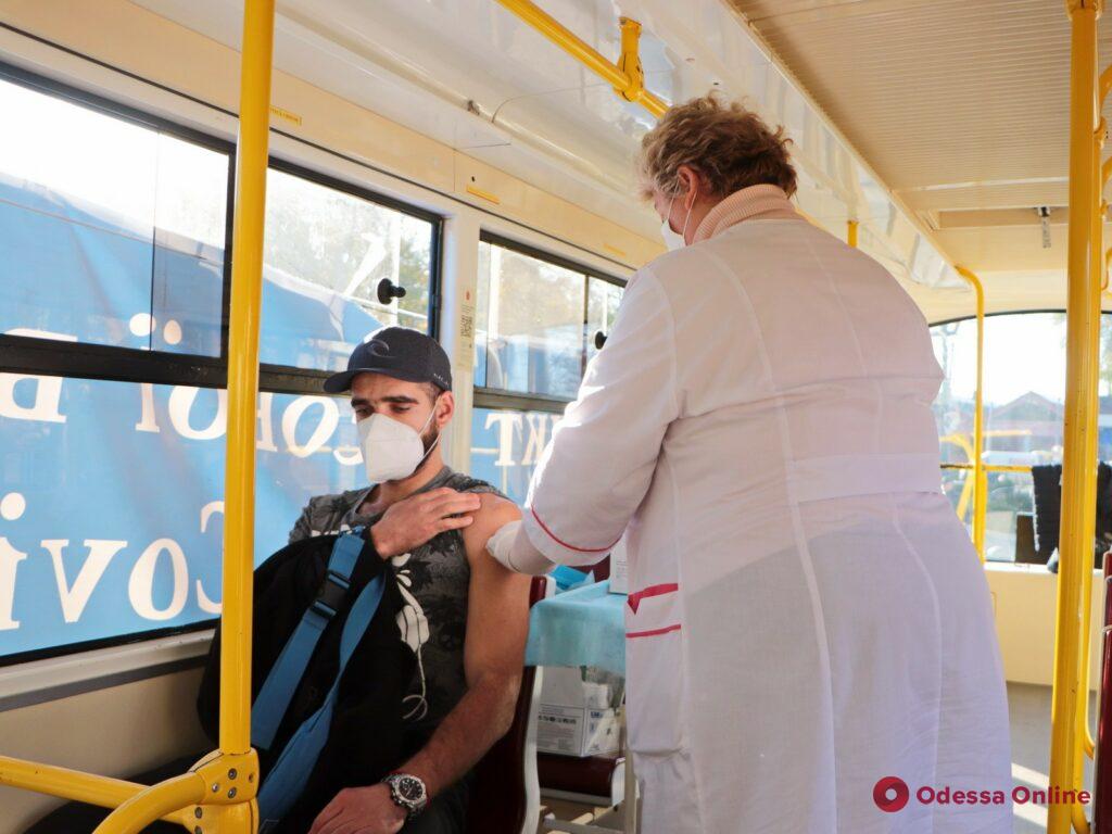 В Одессе запустили трамвай для вакцинации: он будет стоять на Старосенной площади