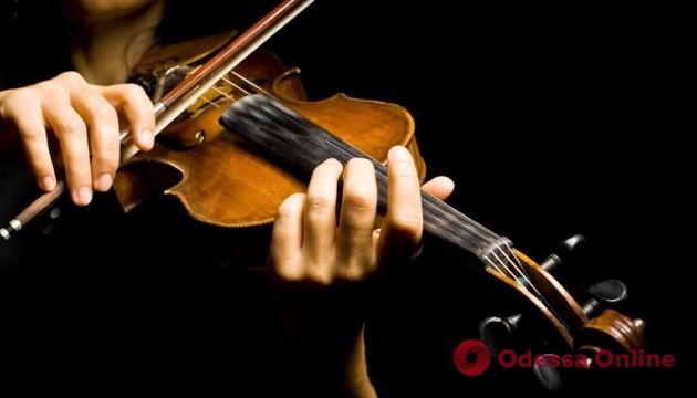 Играл ночью для прохожих: в Одессе наказали родителей маленького скрипача