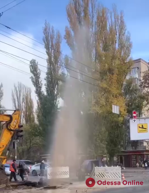 На Черемушках из-за прорыва трубы образовался внушительный фонтан (видео)