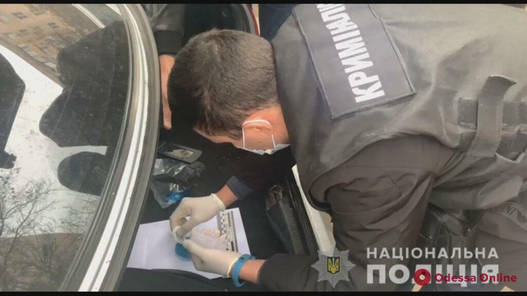 Одесские полицейские нагрянули с обыском в хоромы драгдилера (фото, видео)