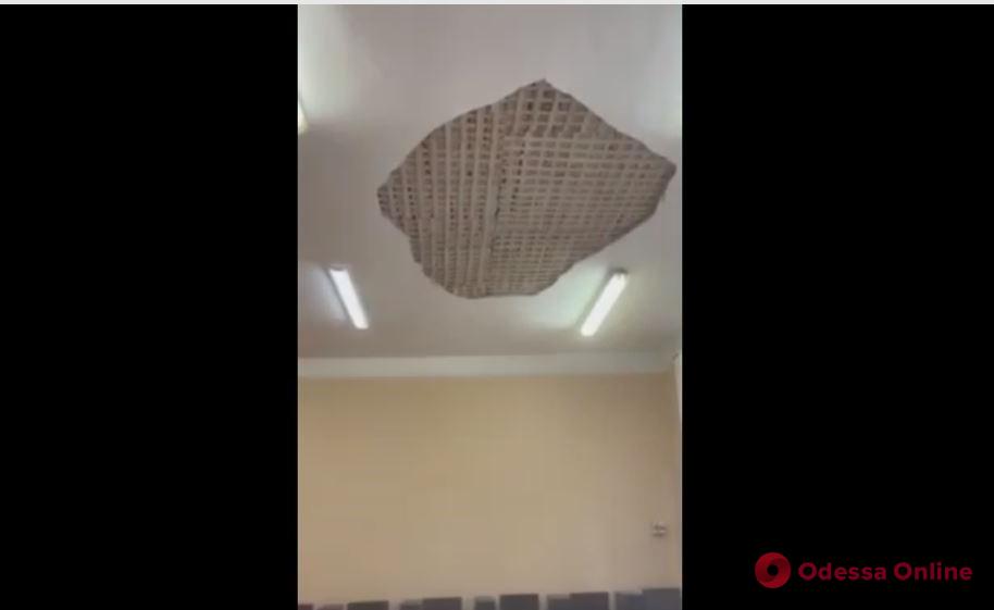 В одесской школе в классе упал кусок потолка (видео)